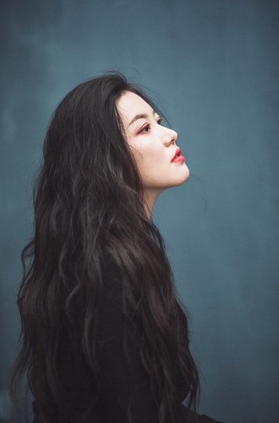 红唇黑头发的女人